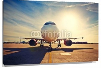 Lienzo Avion en pista puesta de sol